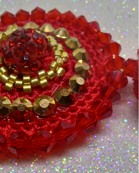 Háčkované dizajnové náušnice "Zlato rubínova kvapka"